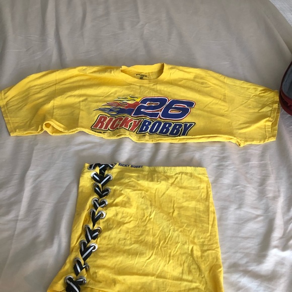 Clothes - Picture 5 of 16